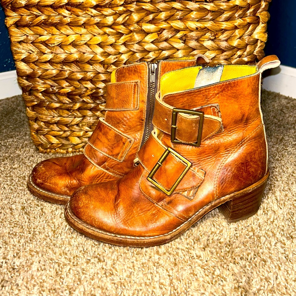FRYE SABRINA DOUBLE BUCKLE MOTO BOOTIE